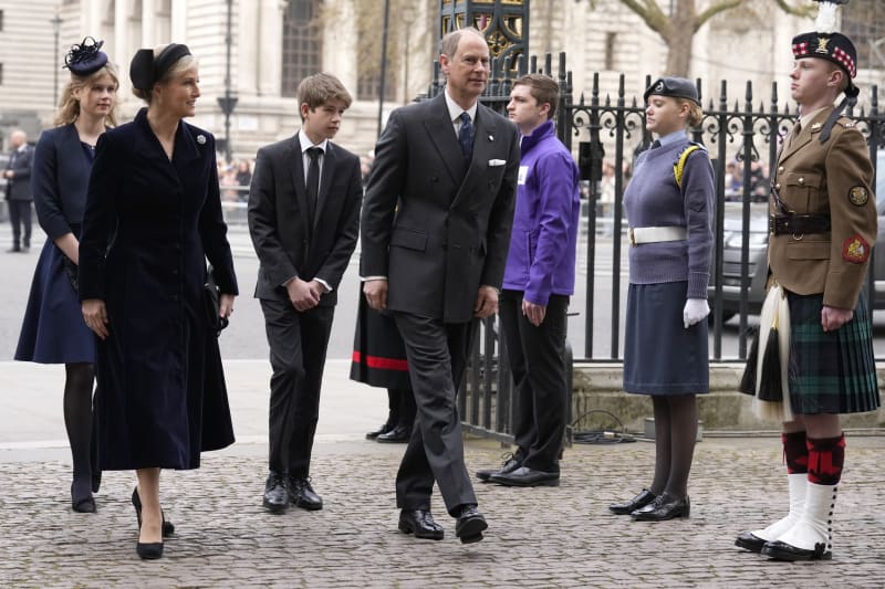 Mše se zúčastnili také další členové královské rodiny, včetně prince Williama a jeho manželky Kate, zahraniční králové a královny, přátelé zesnulého vévody či politici.
