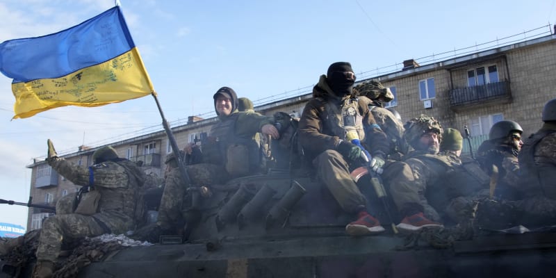 Ukrajinští vojáci projíždějí městem Trosťanec v Sumské oblasti. (28. března 2022)