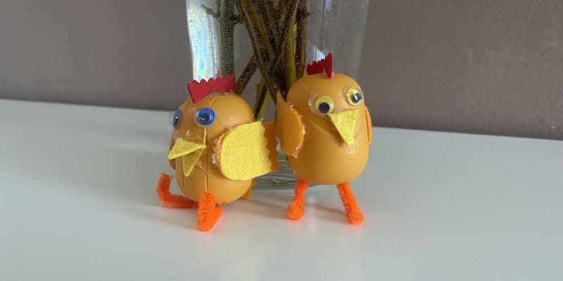 Velikonoční dekorace - vyrábění kuřátka z kindervajíčka - hotová kuřátka