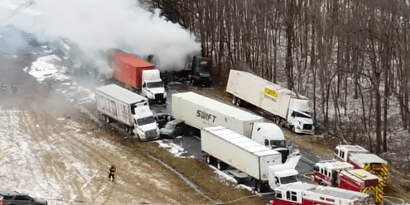 Na dálnici v americké Pensylvánii se v husté mlze a sněžení srazilo asi 60 vozidel.