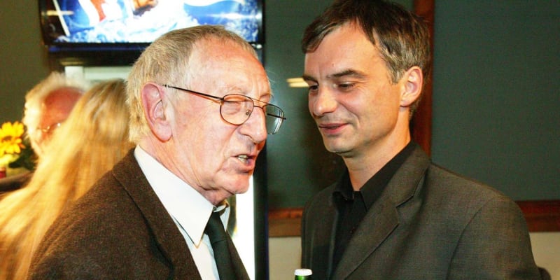 Lubomír Kostelka s Ivanem Trojanem na pohřbu Stelly Zázvorkové v roce 2005