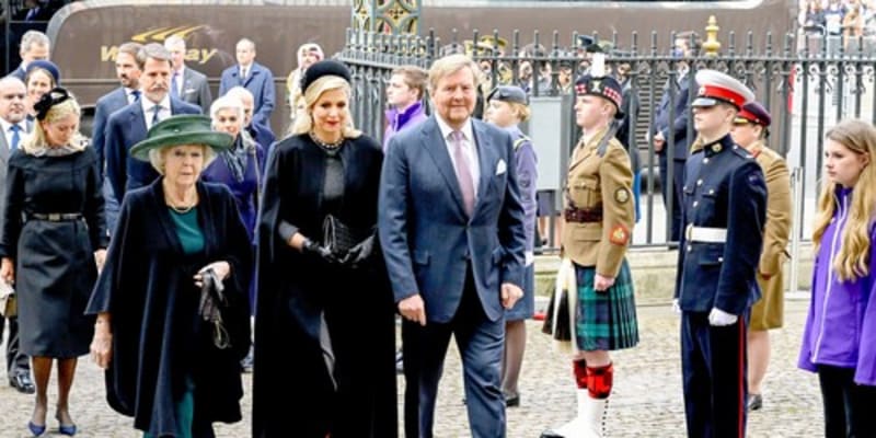 Mše se zúčastnili také další členové královské rodiny včetně prince Williama a jeho manželky Kate, králové a královny dalších zemí, přátelé zesnulého vévody či politici.