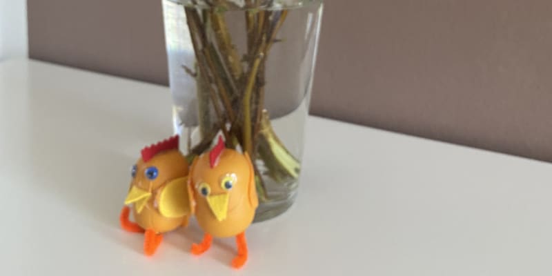 Velikonoční dekorace - vyrábění kuřátka z kindervajíčka - zavěšené kuřátko