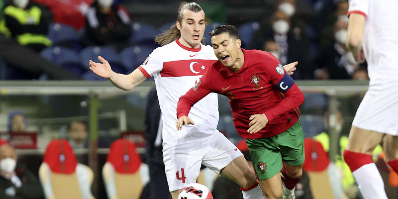 Portugalský kapitán Cristiano Ronaldo padá v souboji s Turkem Caglarem Soyuncu v kvalifikačním utkání o postup na mistrovství světa 2022. Portugalci zvítězili v Portu 3:1. 