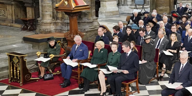 Mše se zúčastnili také další členové královské rodiny včetně prince Williama a jeho manželky Kate, králové a královny dalších zemí, přátelé zesnulého vévody či politici včetně premiéra Borise Johnsona.