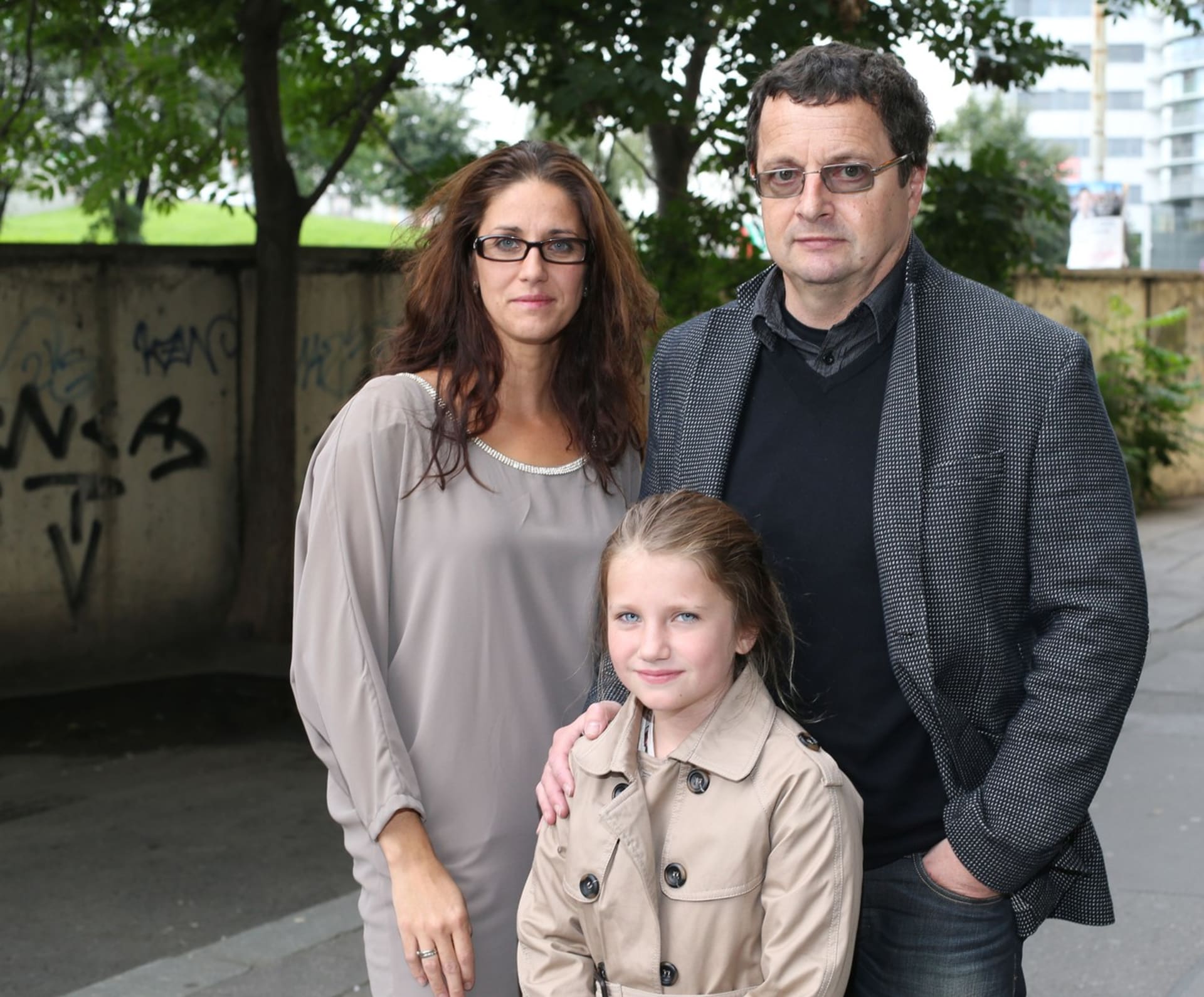 Spisovatel Michal Viewegh dorazil na projekci filmu Andělé všedního dne, který vznikl podle jeho knihy, s rodinou (2014).