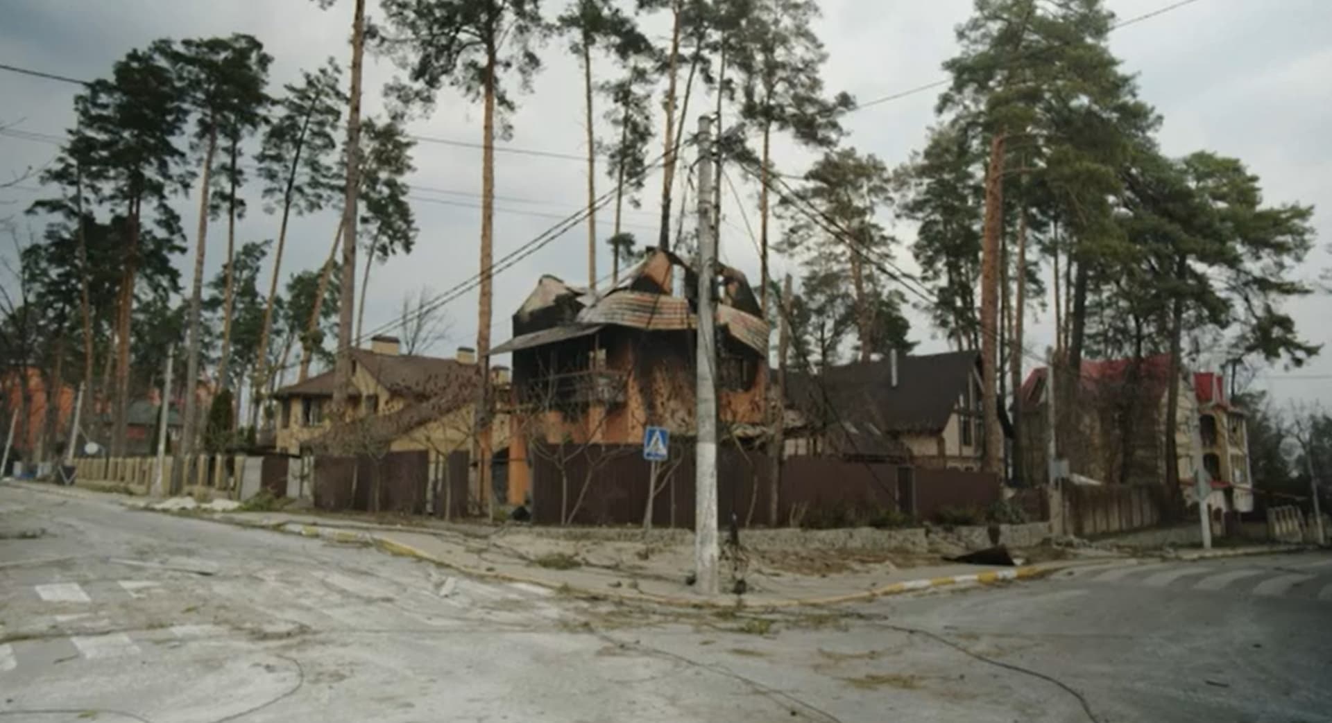 Zničený dům v Irpini (30. března 2022)