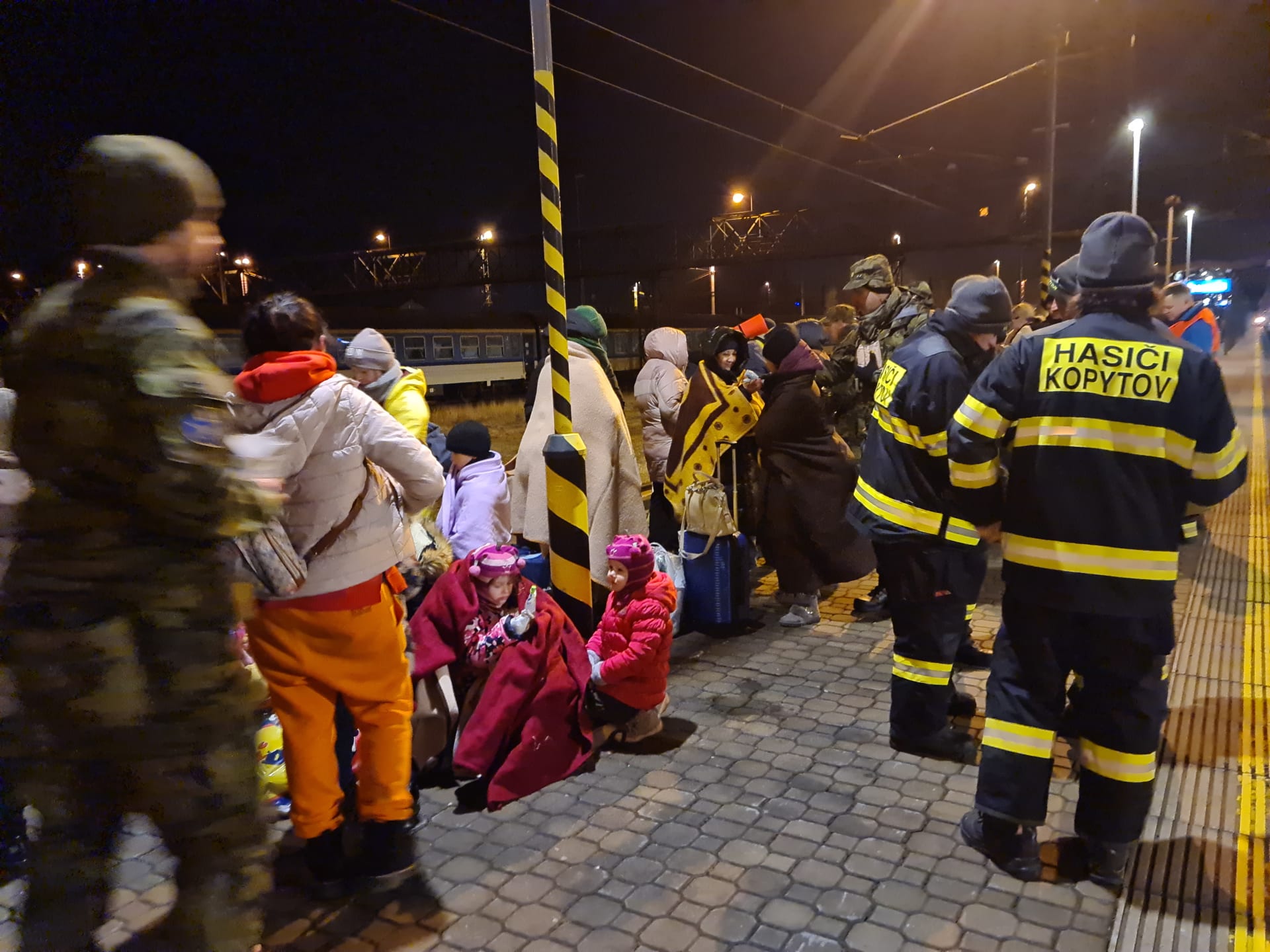 Hasiči z Kopytova u Bohumína už měsíc pořádně nespali. Na nádraží v Bohumíně pečují v humanitárním stanu o ukrajinské uprchlíky.