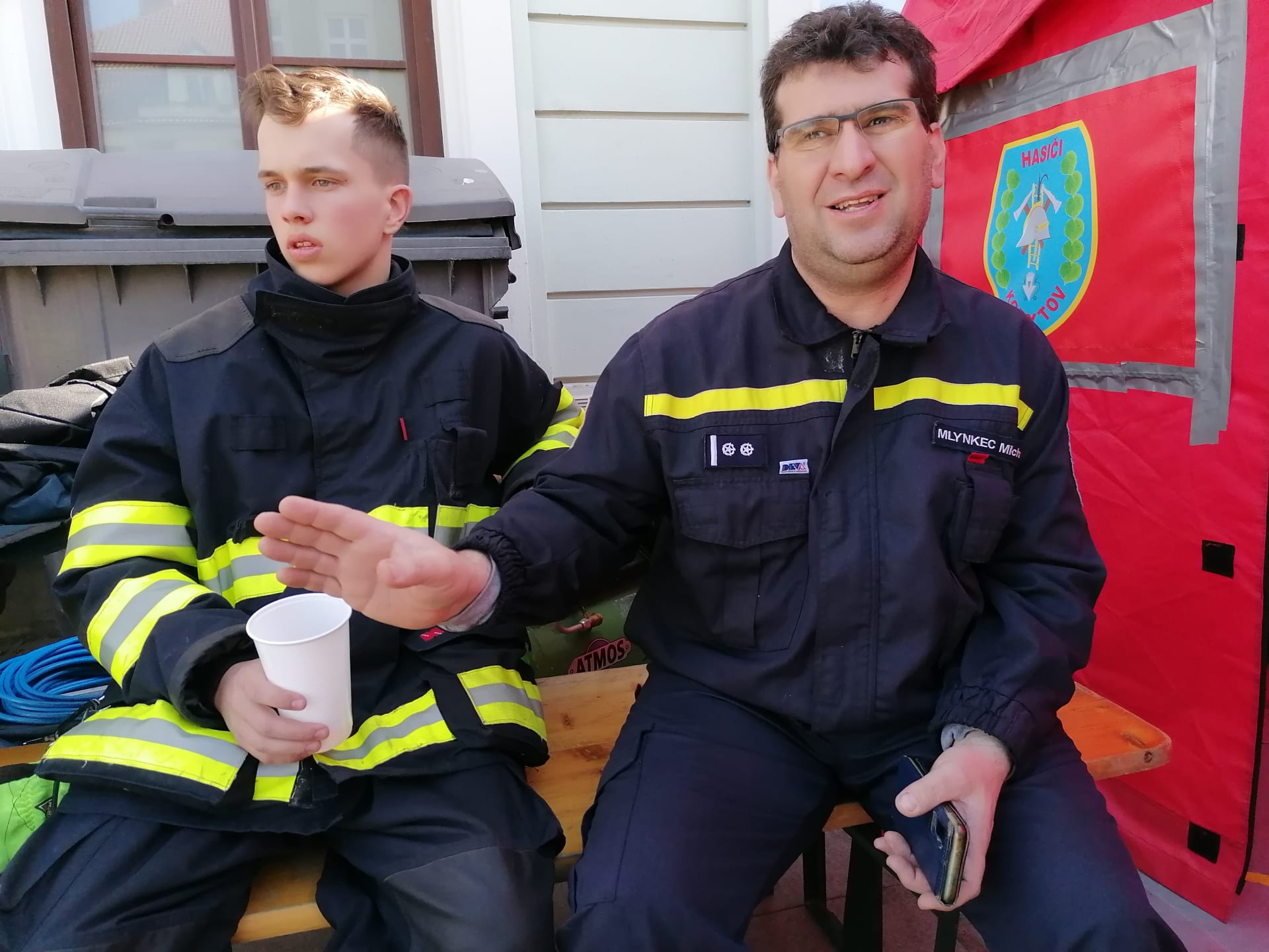 Starosta hasičů z Kopytova Michal Mlynkec (vpravo) a patnáctiletý hasič Jan Salamon. 