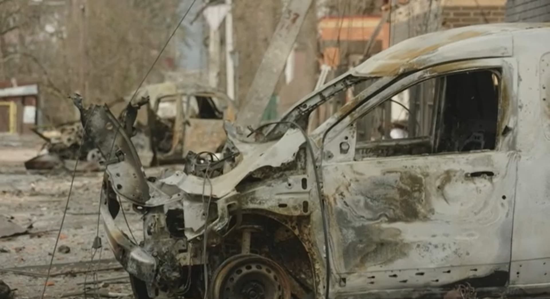 Zničené auto v Irpini (30. března 2022)