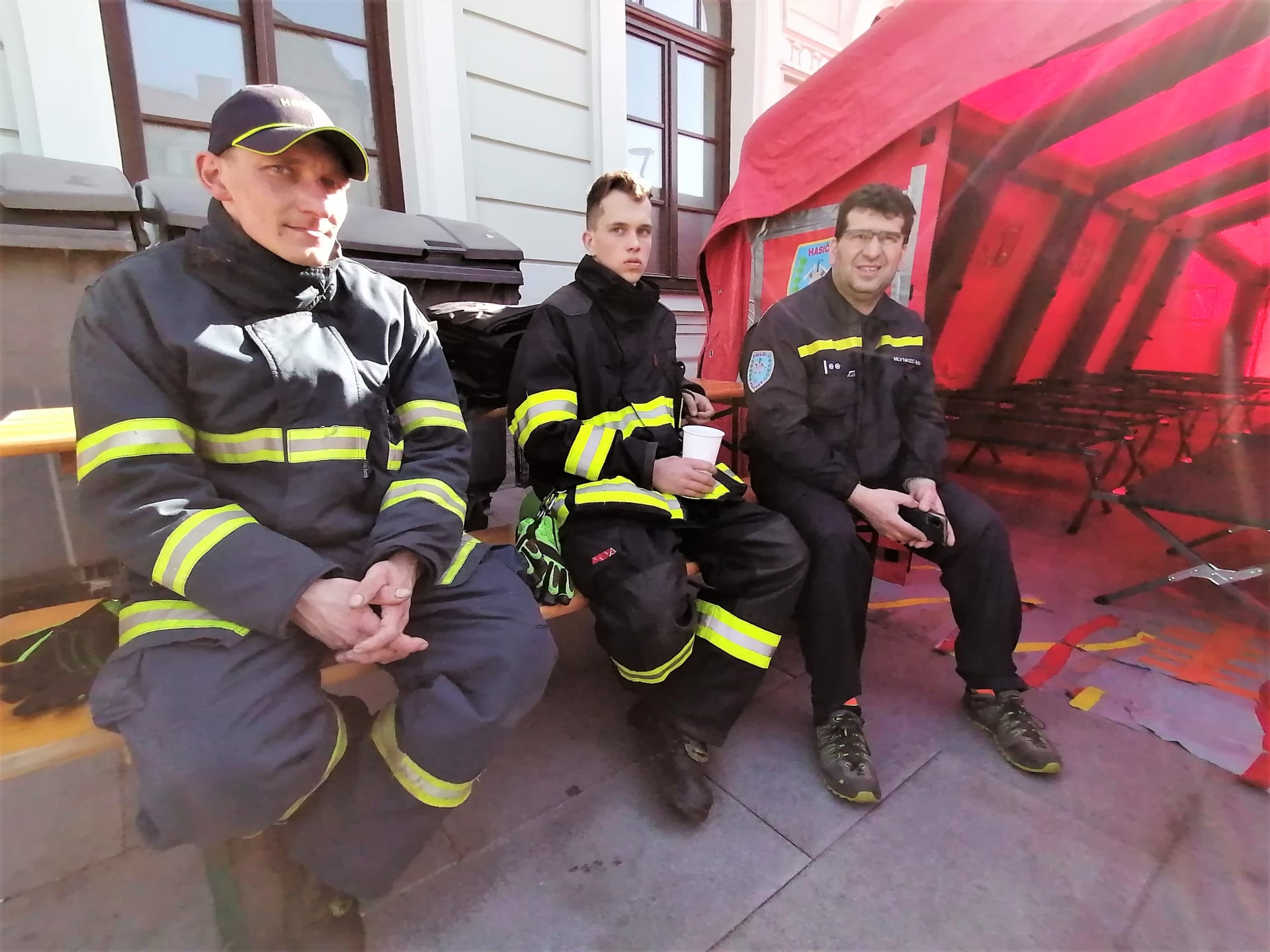 Starosta hasičů z Kopytova Michal Mlynkec (vpravo), patnáctiletý hasič Jan Salamon (uprostřed) a třetí z dobrovolnů ve službě Jan Knápek.
