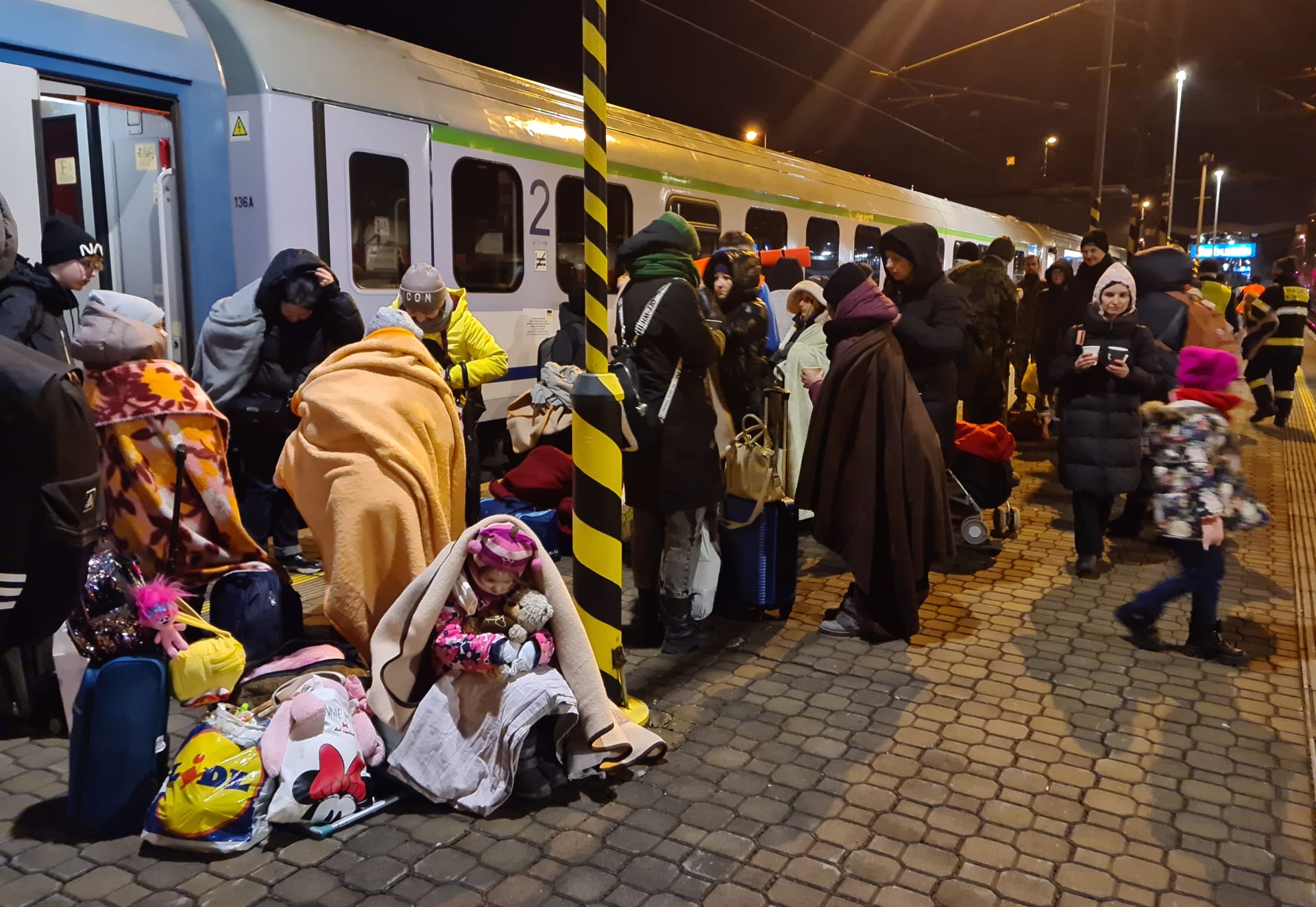 Hasiči z Kopytova u Bohumína už měsíc pořádně nespali. Na nádraží v Bohumíně pečují o ukrajinské uprchlíky. 