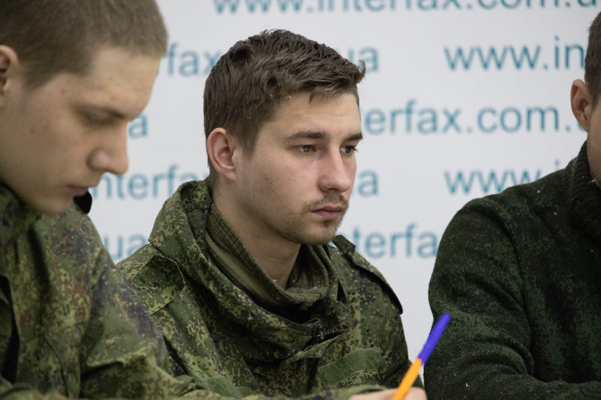Jedenáct ruských vojáků zajatých ukrajinskými silami vystupuje 5. března 2022 v Kyjevě na tiskové konferenci. 
