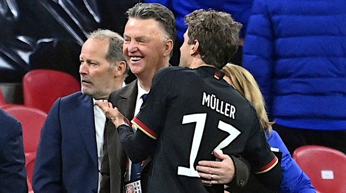 Trenér nizozemské fotbalové reprezentace Louis van Gaal se objímá s německým útočníkem Thomasem Müllerem po vzájemném přípravném utkání v Amsterdamu. 