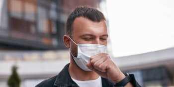 Od ztráty čichu po noční pocení. Jak se proměnily příznaky covidu od začátku pandemie?