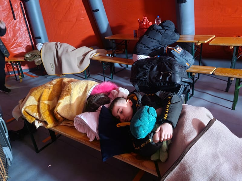 Hasiči z Kopytova u Bohumína už měsíc pořádně nespali. Na nádraží v Bohumíně pečují o ukrajinské uprchlíky.