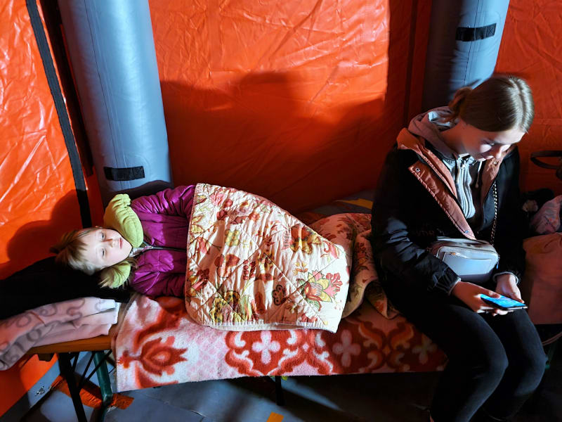 Hasiči z Kopytova u Bohumína už měsíc pořádně nespali. Na nádraží v Bohumíně pečují v humanitárním stanu o ukrajinské uprchlíky.