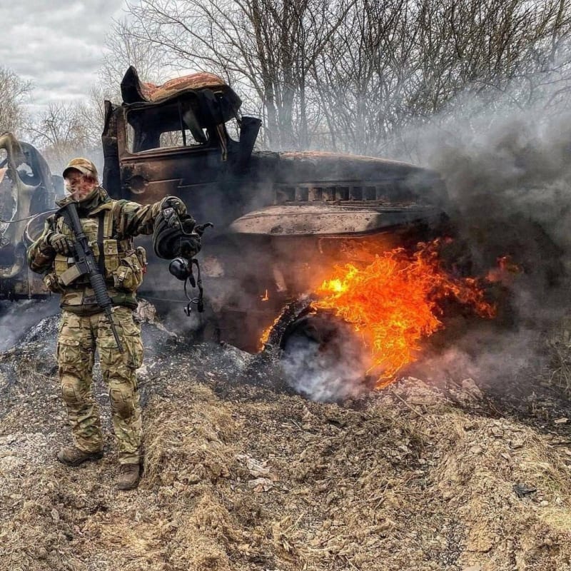 Ukrajinci v Mariupolu zničili ruské vozidlo.