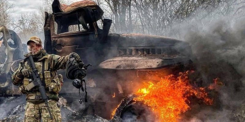Ukrajinci v Mariupolu zničili ruské vozidlo, 30. března