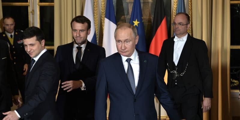 Francouzský prezident Macron, ruský prezident Putin a ukrajinský prezident Zelenskyj se účastní summitu Normandské čtyřky (2019).