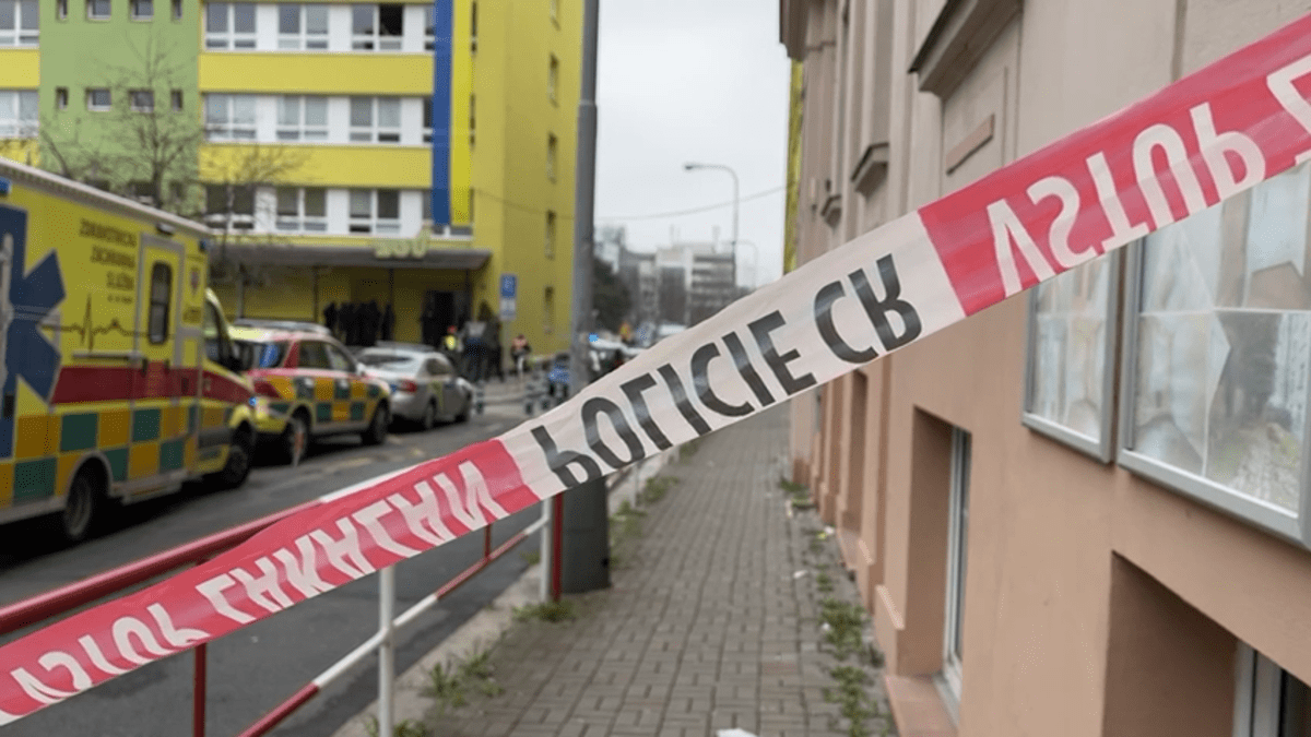 Záběry od pražské SOU Ohradní, kde měl 31. března 2022 student zabít mačetou učitele školy. 