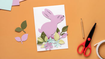 Velikonoční přání se zajíčkem vystřihněte z barevných papírů. Máme pro vás i šablony