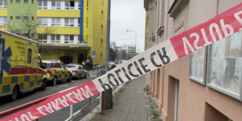Mladík na svého učitele v Praze zaútočil mačetou. Státní zástupkyně teď podala obžalobu