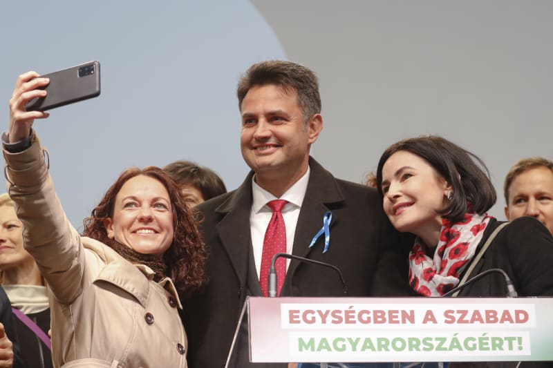 Oproti velezkušenému Orbánovi působí Péter Márki-Zay jako naprostý benjamínek.
