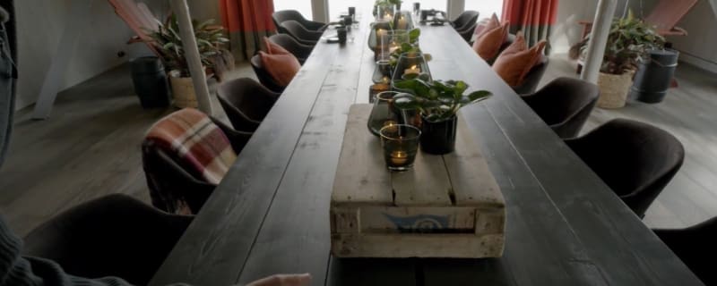 Velký jídelní stůl dlouhý sedm metrů, k němuž se pohodlně vejde čtrnáct lidí 