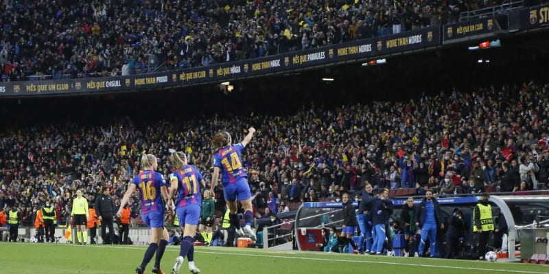 Fotbalistky Barcelony na narvaném Camp Nou porazily Real Madrid 5:2