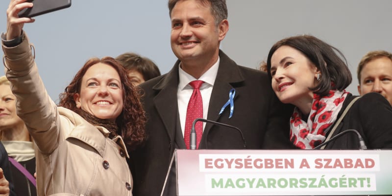 Oproti velezkušenému Orbánovi působí Péter Márki-Zay jako naprostý benjamínek.