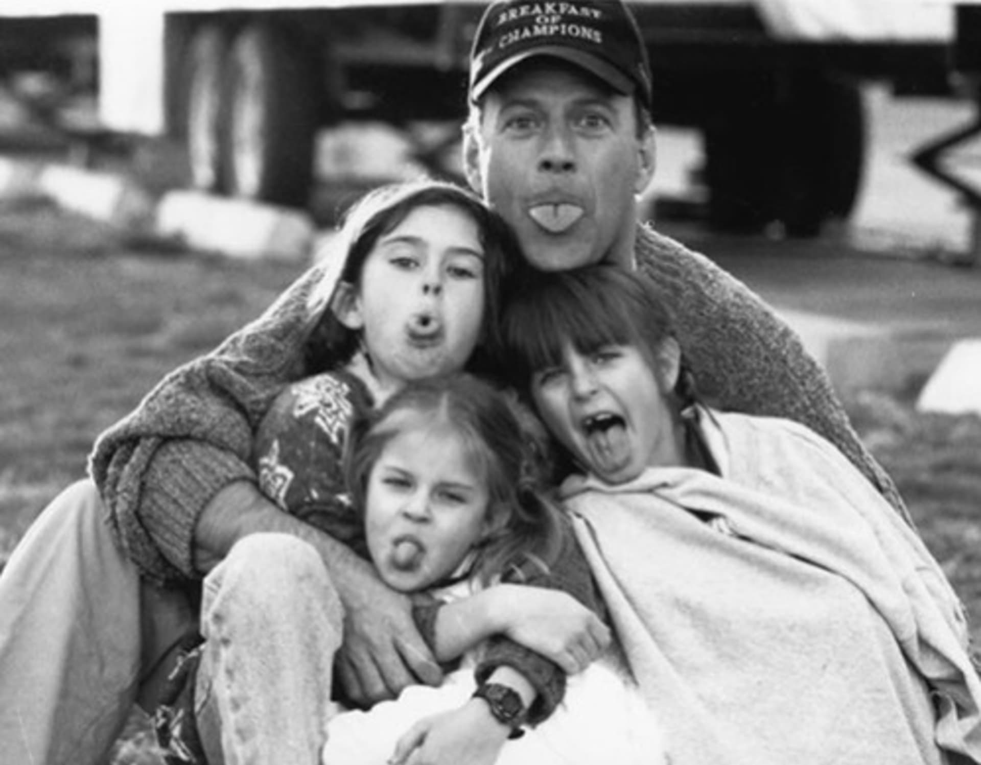 Bruce Willis je táta na plný úvazek a se všemi dcerami má skvělý vztah