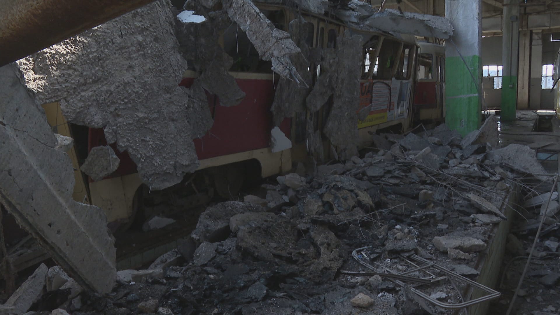 Štáb CNN Prima NEWS natáčel v tramvajovém depu po bombardování. (1.4.2022)
