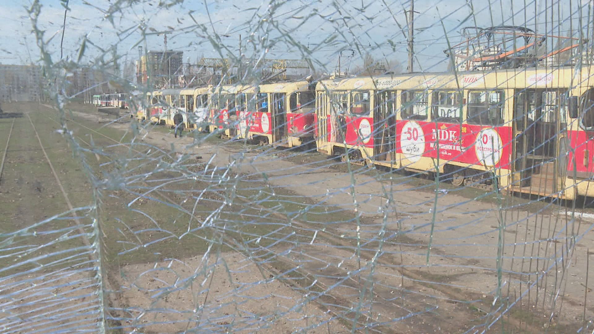 Štáb CNN Prima NEWS natáčel v tramvajovém depu po bombardování. (1. 4. 2022)