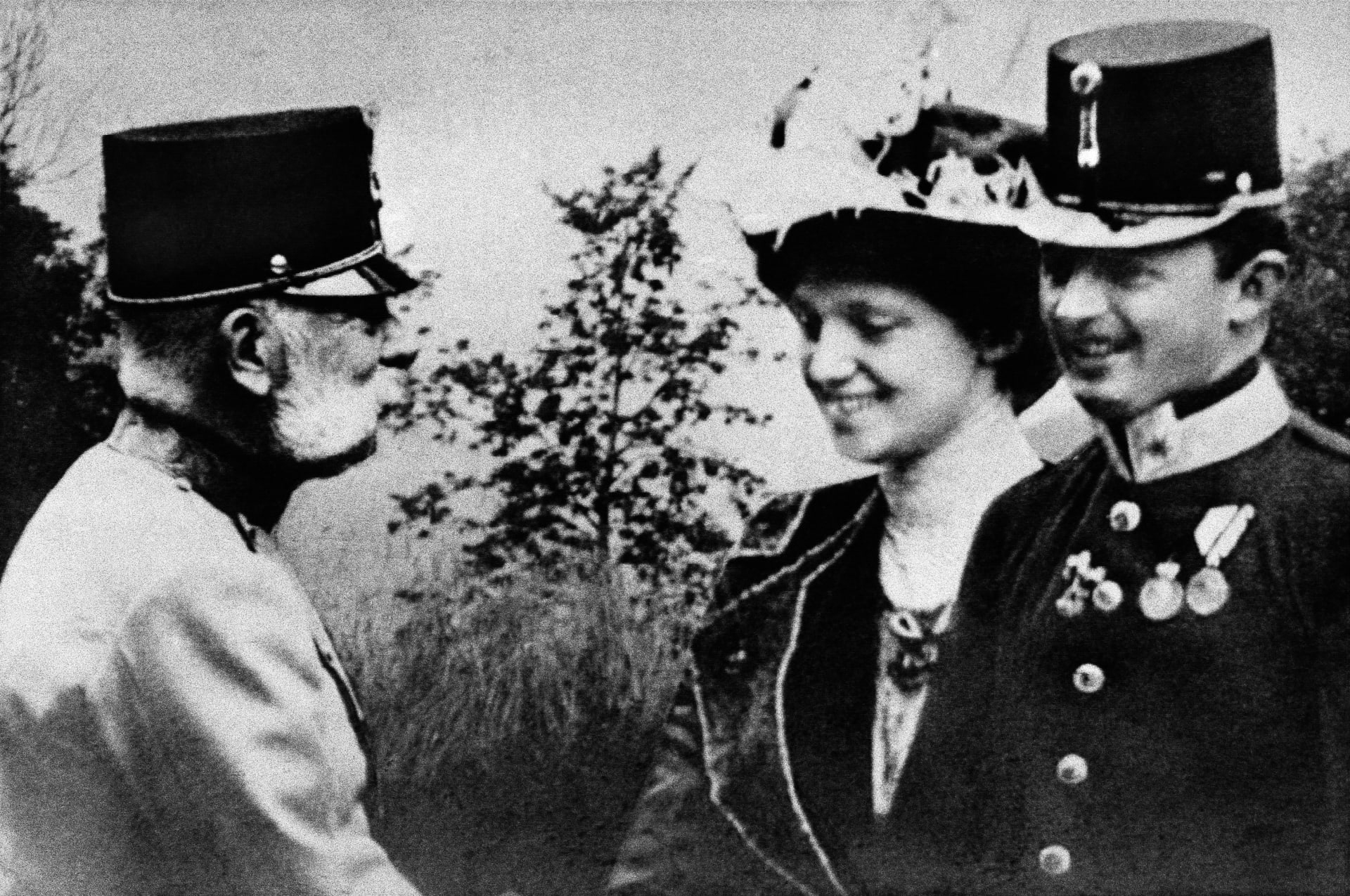 Poslední český král a rakousko-uherský císař Karel I. (vpravo) s manželkou Zitou a svým předchůdcem Františkem Josefem I. (vlevo).