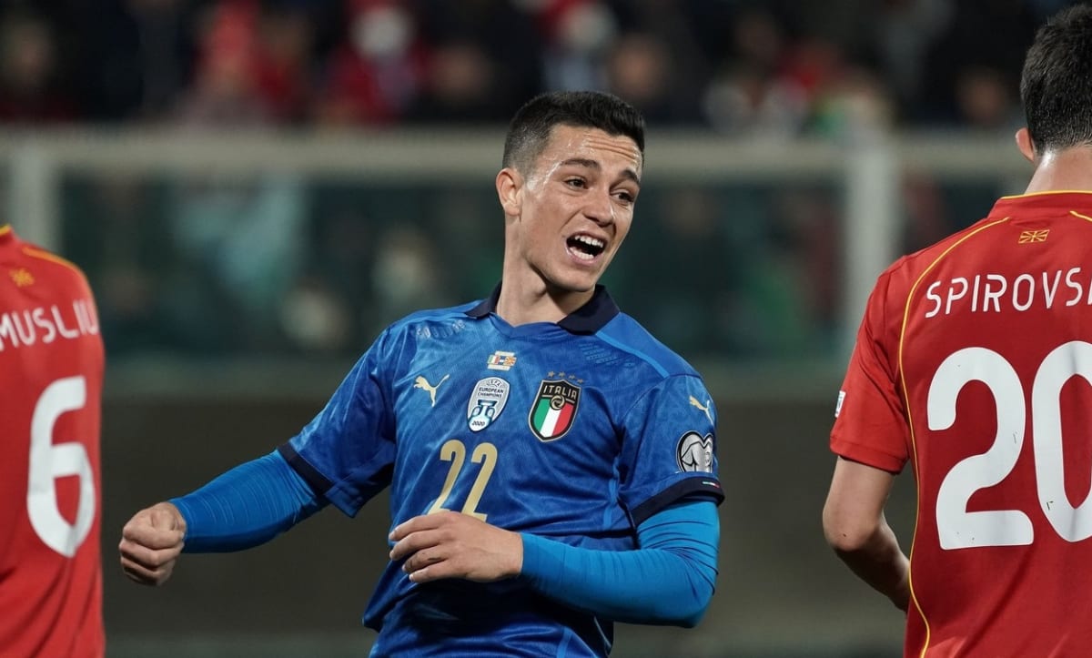 Část Itálie stále doufá, že by si mistři Evropy mohli zahrát na světovém šampionátu v Kataru. Na snímku Giacomo Raspadori v zápase proti Severní Makedonii.