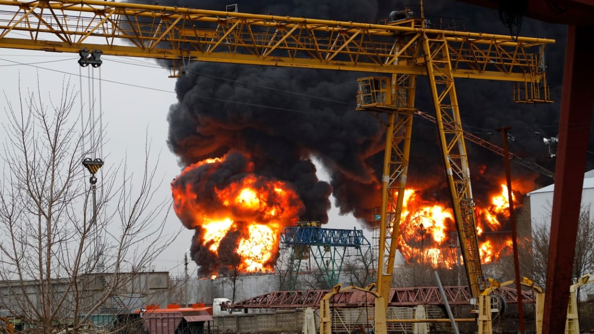 Ve skladu pohonných hmot v ruském Belgorodu podle úřadů hoří osm zásobníků.belgoro