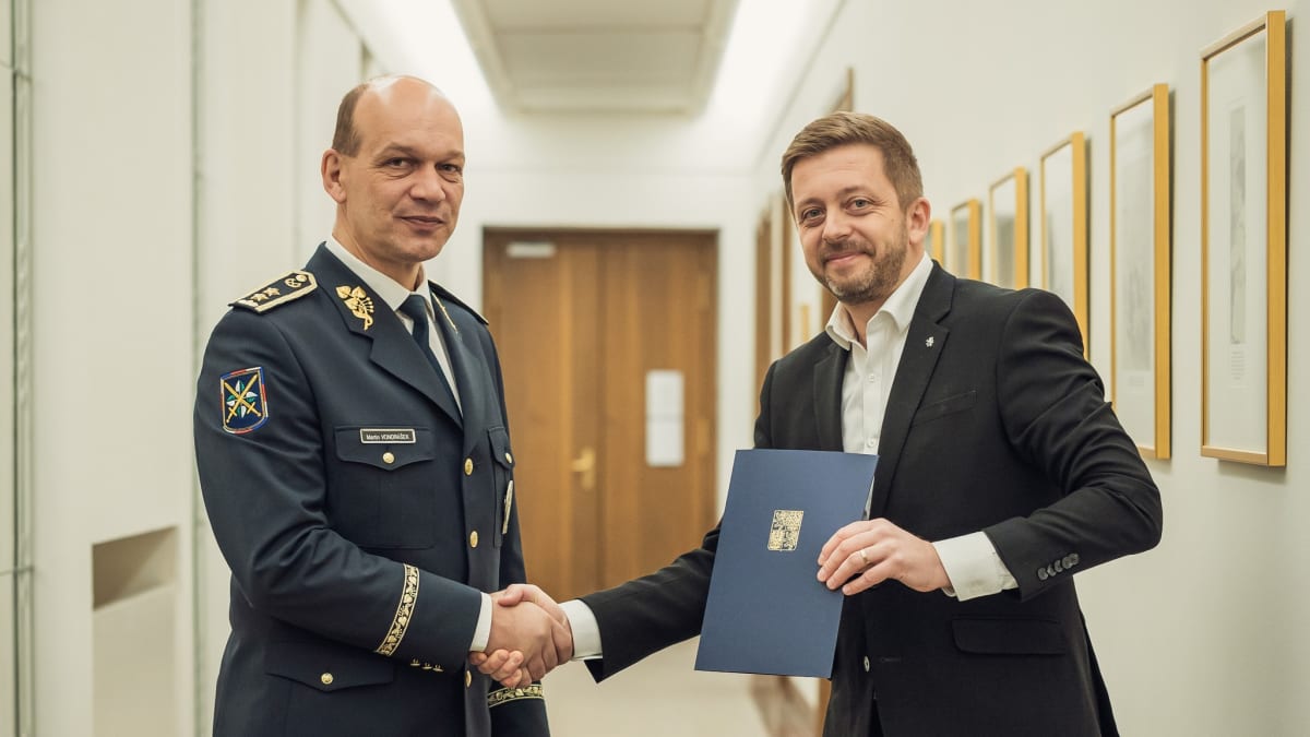 Ministr vnitra Vít Rakušan (vpravo) uvádí do funkce nového policejního prezidenta Martina Vondráška.
