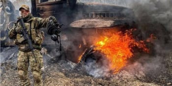 Záběry drtivého útoku: Pomáháme Rusům „vyložit“ náklad. Ukrajinci zničili vůz plný munice