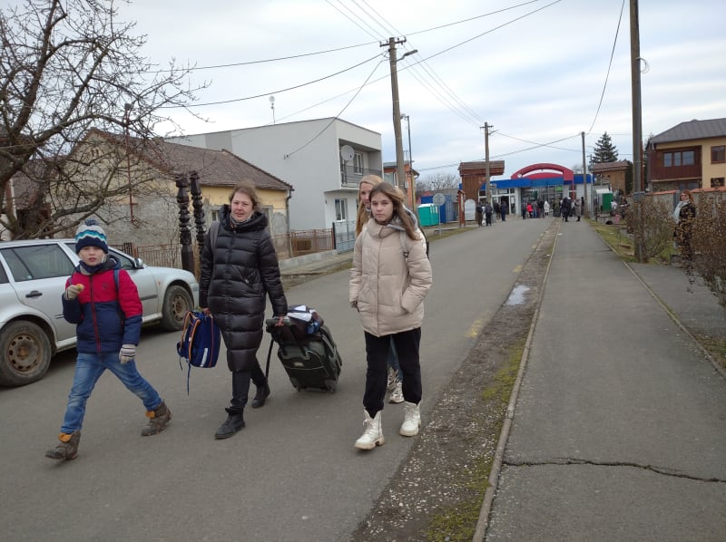 Veľké Slemence, obec rozpůlená mezi Slovensko a Ukrajinu. Teď dědinu navíc rozděluje válka. Ukrajinští uprchlíci právě přicházejí od hraničního přechodu.