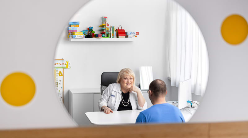 Netradiční pohled přes zrcadlo do ordinace klinické logopedka Ilony Kejklíčkové při sezení s pacientem