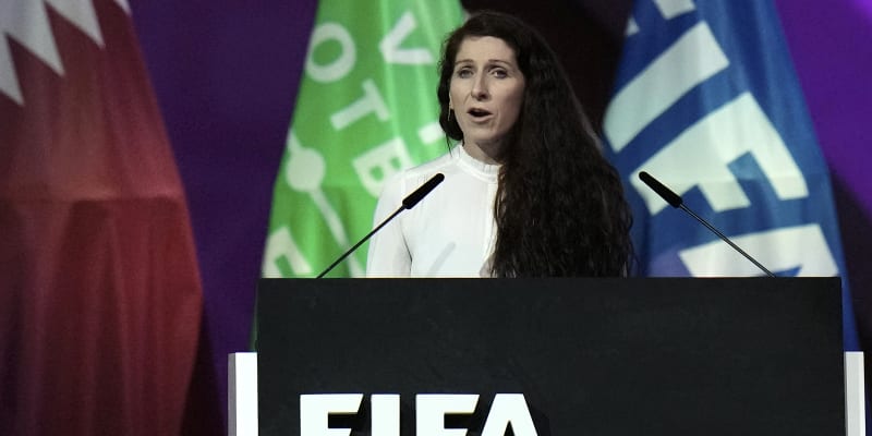 Prezidentka Norského fotbalového svazu Lise Klavenessová mluví na kongresu Mezinárodní fotbalové federace v katarském Dauhá.