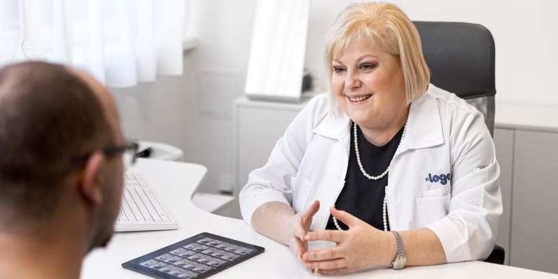 Klinická logopedka Ilona Kejklíčková ve své ordinaci v pacientem 