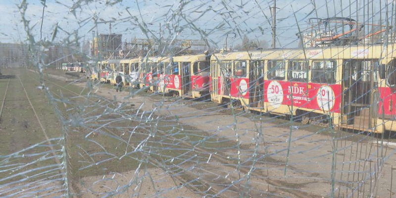 Štáb CNN Prima NEWS natáčel v tramvajovém depu po bombardování. (1. 4. 2022)
