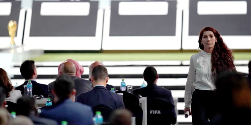 Prezidentka Norského fotbalového svazu Lise Klavenessová opouští sál při jednání kongresu Mezinárodní fotbalové federace v katarském Dauhá.