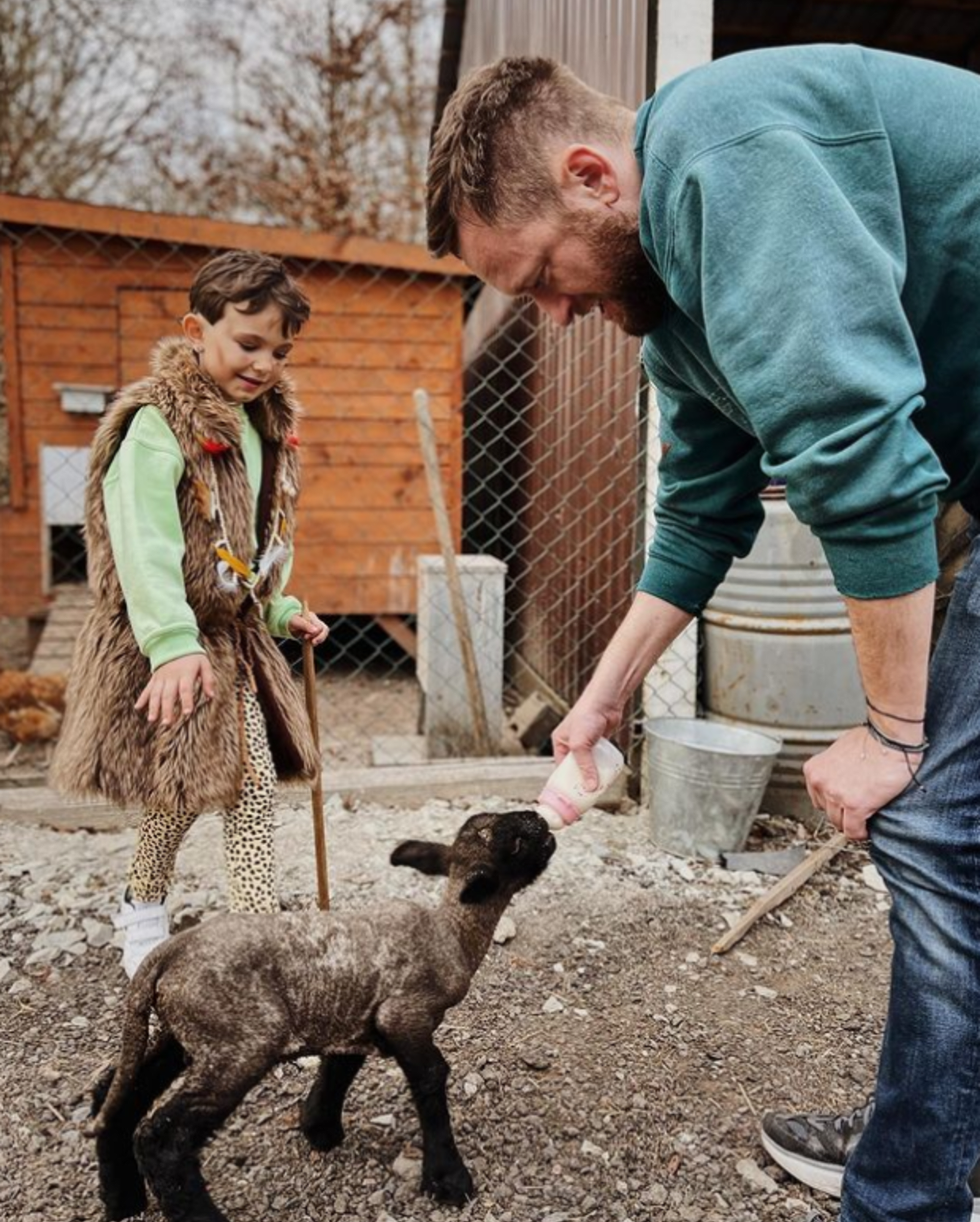 Na svém Instagramu Jitka Boho představila i přítele Tomáše Hřebíka, který je mimo jiné zemědělcem, takže si její dcera může užívat blízkost zvířat