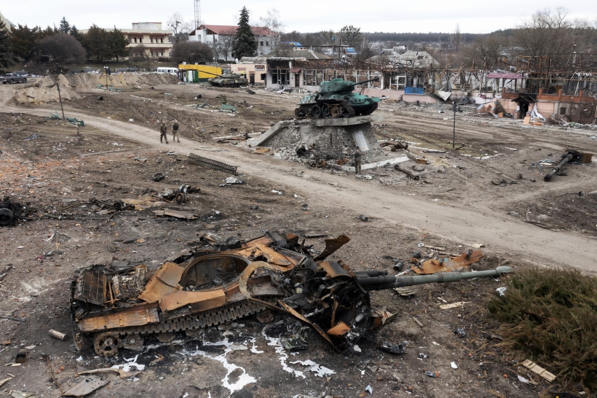 U ukrajinského města Trosťanec se odehrála tvrdá bitva mezi ukrajinskou armádou a elitní ruskou tankovou jednotkou. Snímek z 28. března 2022.
