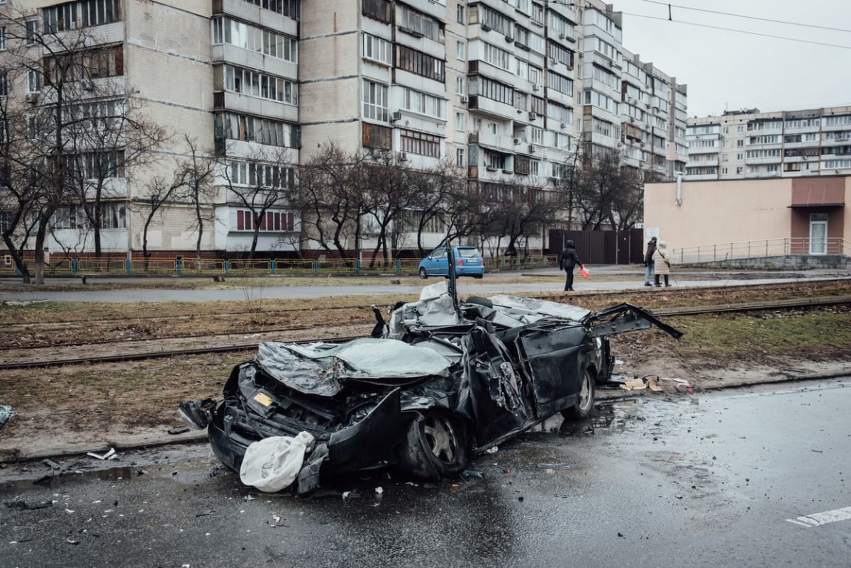 Z auta po přejetí tankem v Kyjevě mnoho nezbylo. Leonid jako zázrakem přežil. 