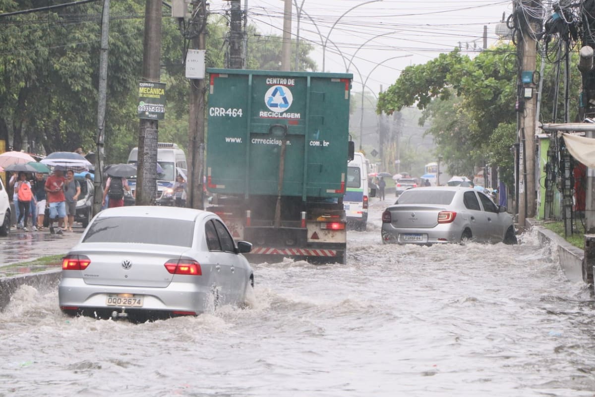 Nejméně osm mrtvých si v brazilském státě Rio de Janeiro vyžádaly záplavy a sesuvy půdy způsobené silným deštěm. 
