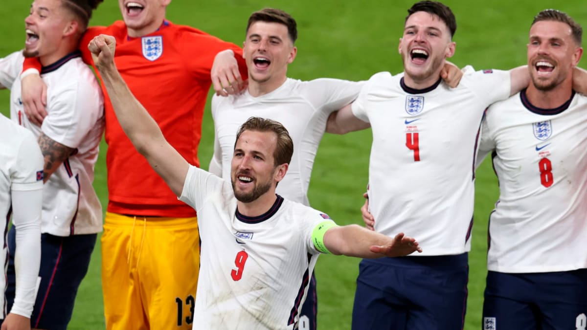 Střelec rozdílového gólu Harry Kane s číslem 9 a jeho spoluhráči slaví postup Anglie do finále Eura. 